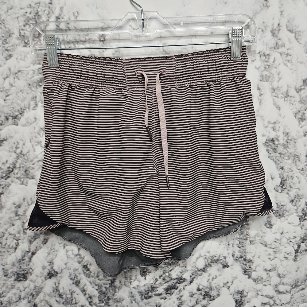 Lululemon Go The Distance Reversible Shorts, Size 6 Gray, Black, Berry, Running
